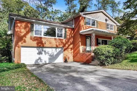 2836 Eastwood Dr, York, PA 17402