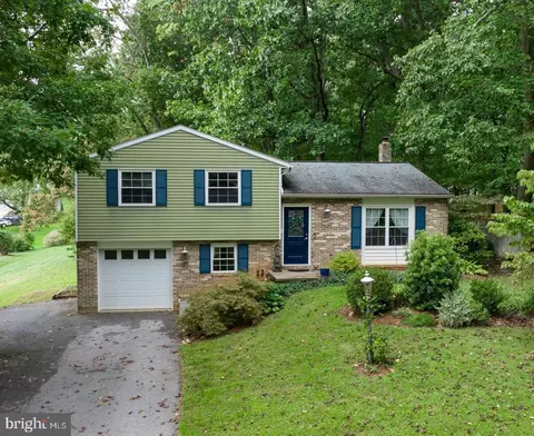 410 Oakwood Dr, Seven Valleys, PA 17360