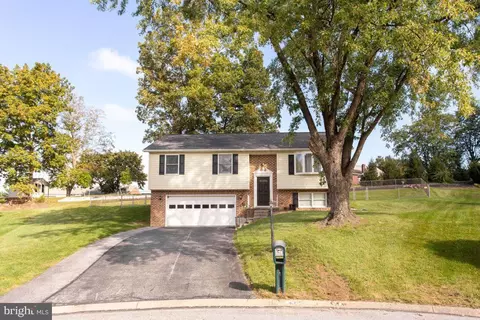 47 Collins Cir, Hanover, PA 17331