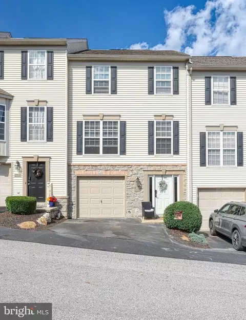 2721 Foxshire Dr, York, PA 17402