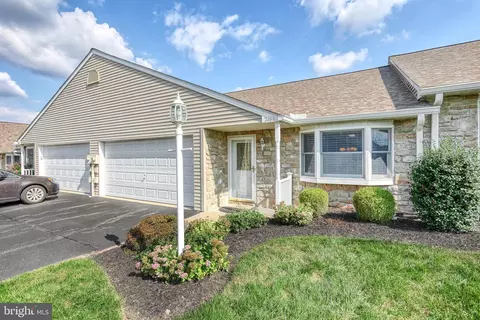 2463 Pin Oak Dr #61, York, PA 17406