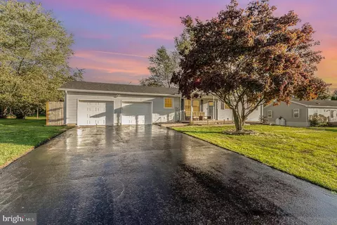 4630 View Dr, Spring Grove, PA 17362