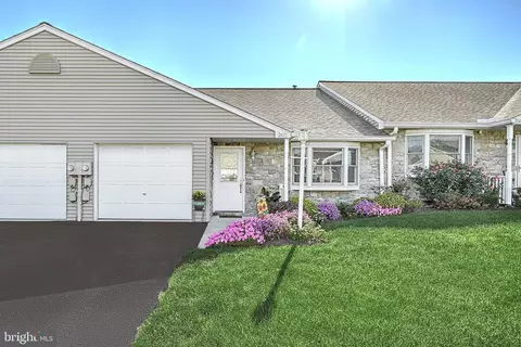 2471 Pin Oak Dr #63, York, PA 17406