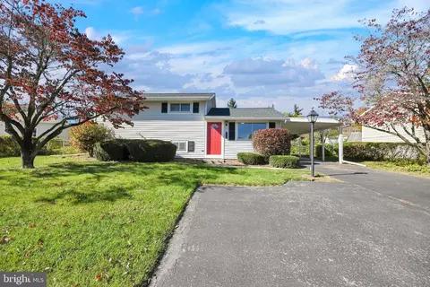 305 Canary Cir, York, PA 17404