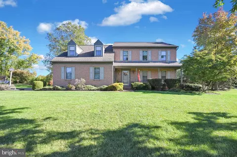 5 Martingale Dr, York, PA 17404