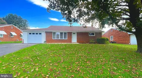 20 Woodward Dr, York, PA 17406
