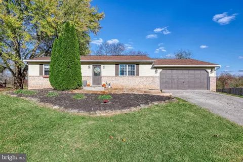 3727 Fox Chase Dr, Dover, PA 17315