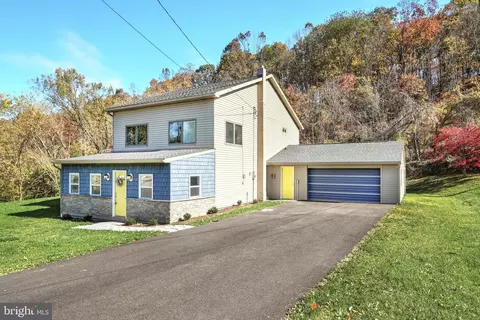 1734 Hametown Rd, Glen Rock, PA 17327