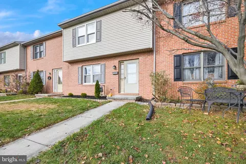 42 Orchard St, Hanover, PA 17331