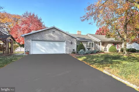 1415 Breezeview Dr, York, PA 17404
