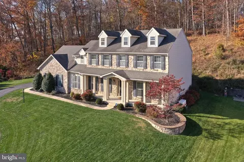 125 Farmington Dr, York, PA 17407