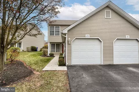 652 Mallard Dr #13A, Etters, PA 17319