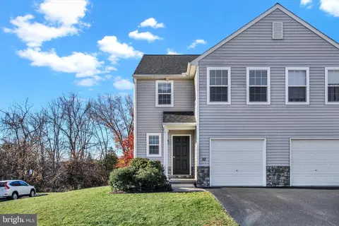 10 Maple Run Dr, York, PA 17404