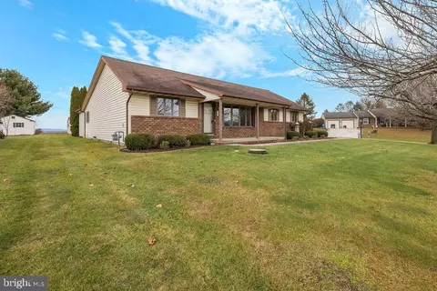 106 Lee Ann Ct, Hanover, PA 17331