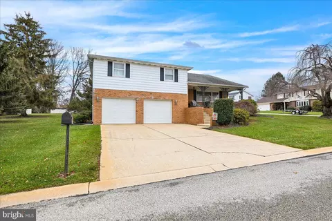 791 Dawnlight Dr, York, PA 17402