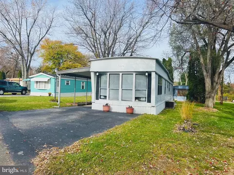 489 Capital Dr, York, PA 17406