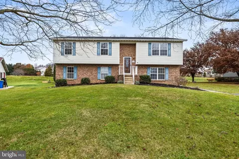 17 Firebox Ct, Stewartstown, PA 17363