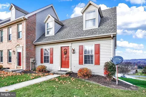 165 Crown Pointe Dr #X-165, York, PA 17402