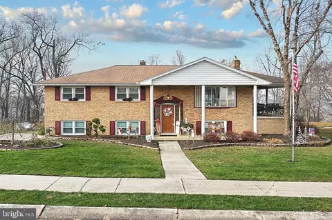 4111 Robin Hood Dr, York, PA 17408