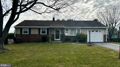 2932 Herrlyn Ct, Dallastown, PA 17313