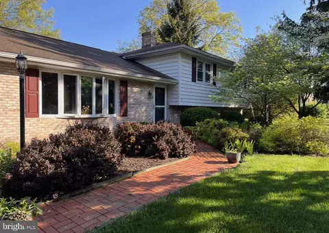 2520 Midpine Dr, York, PA 17404
