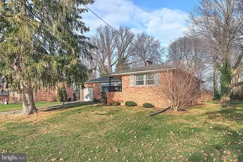 2856 Eastwood Dr, York, PA 17402