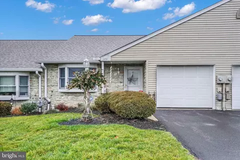 2494 Pin Oak Dr #81, York, PA 17406