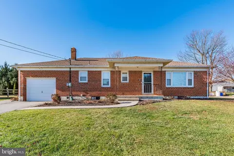 208 N Highland Dr, Shrewsbury, PA 17361