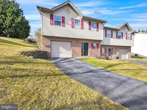 213 Breezewood Dr, Hanover, PA 17331