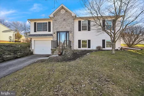 145 Franklin Square Dr, Dallastown, PA 17313