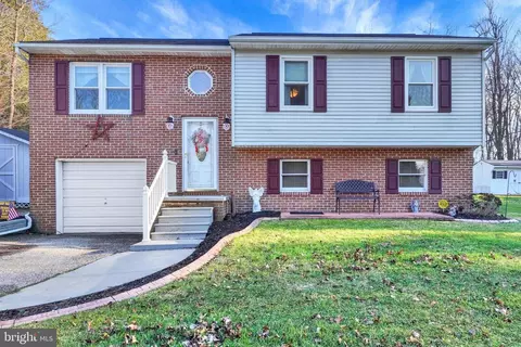 4 Trout Ln, Stewartstown, PA 17363