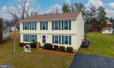 9 Cedar Ln, Stewartstown, PA 17363