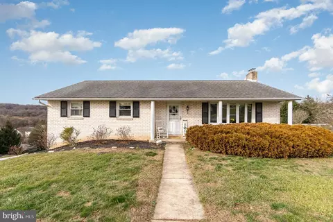 23 Hillside Dr, York, PA 17407