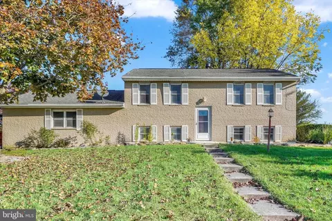 3061 Greenfield Dr, Dover, PA 17315