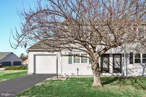 1601 Blue Jay Dr, Dover, PA 17315