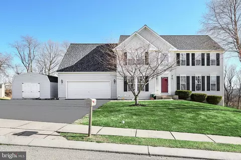365 Lakeview Dr, Spring Grove, PA 17362