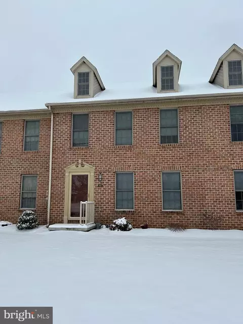 162 Crown Pointe Dr, York, PA 17402
