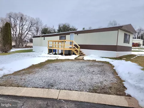2726 Genna Cir, Dover, PA 17315