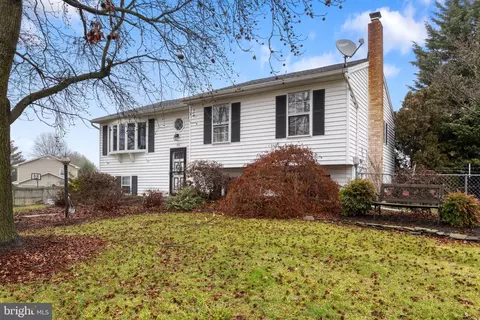 3101 Greenfield Dr, Dover, PA 17315