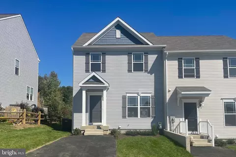 13 S George St, Stewartstown, PA 17363
