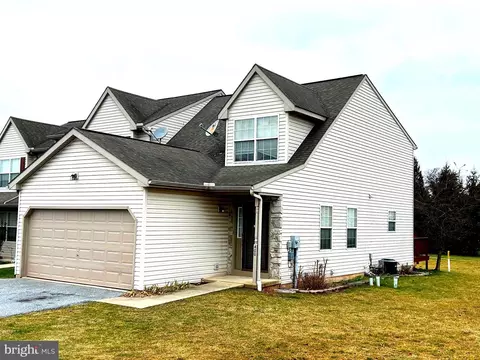 400 Glen Dr #E400, Manchester, PA 17345
