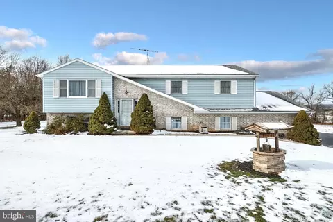 1948 Yingling Dr, Spring Grove, PA 17362