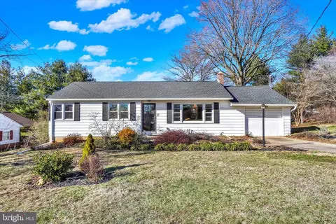 27 Fulton Ave, Stewartstown, PA 17363