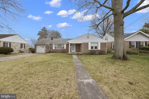 15 Lee St, Hanover, PA 17331