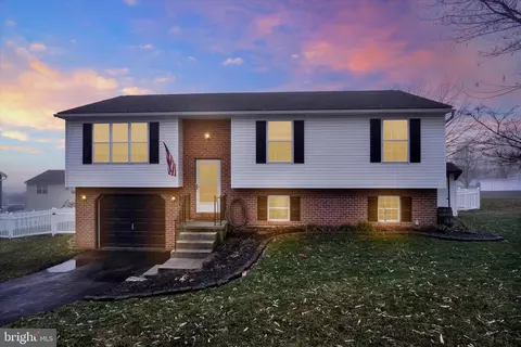 105 Coventry Cross Rd, Mount Wolf, PA 17347