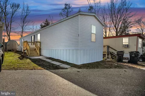 24 Mobile Dr, Thomasville, PA 17364