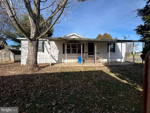 33 Meadowview Dr, Dover, PA 17315