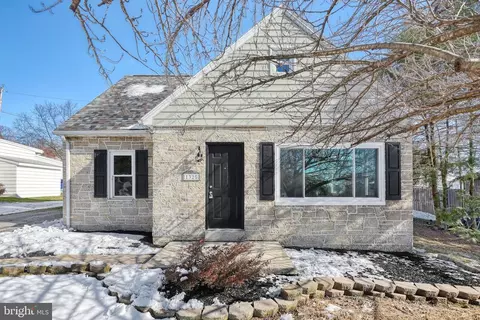 1325 Canterbury Ln, York, PA 17406