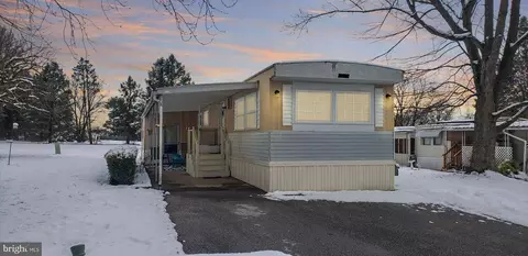 153 Crestwood Dr, Mount Wolf, PA 17347