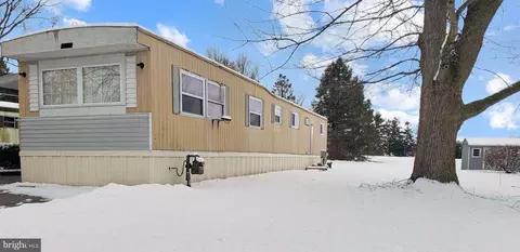 153 Crestwood Dr, Mount Wolf, PA 17347 photo 3